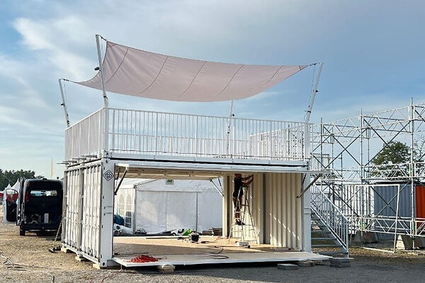 Conteneur événementiel extensible 2x20DV avec terrasse sur le toit